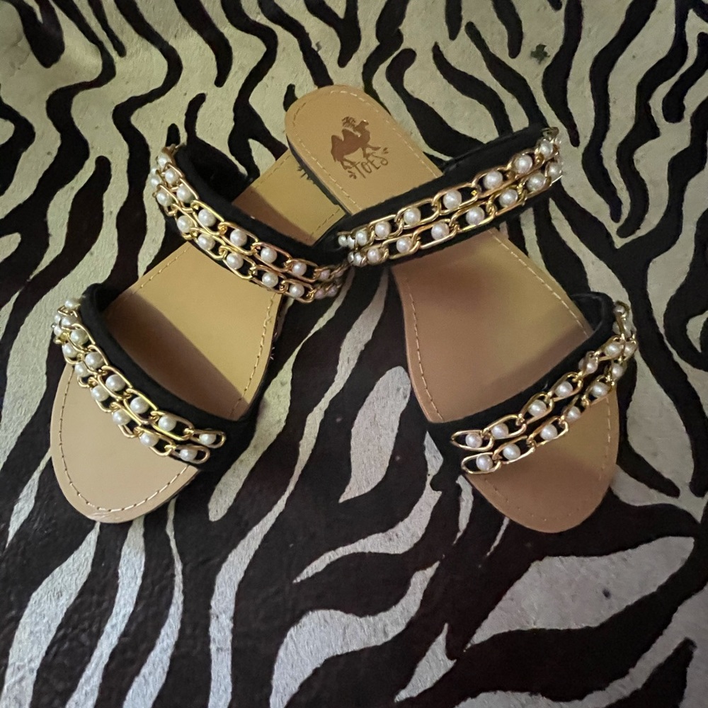 Gold chain and pearl sandal
